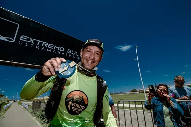 Plauto com a medalha da Extremo Sul Ultramarathon