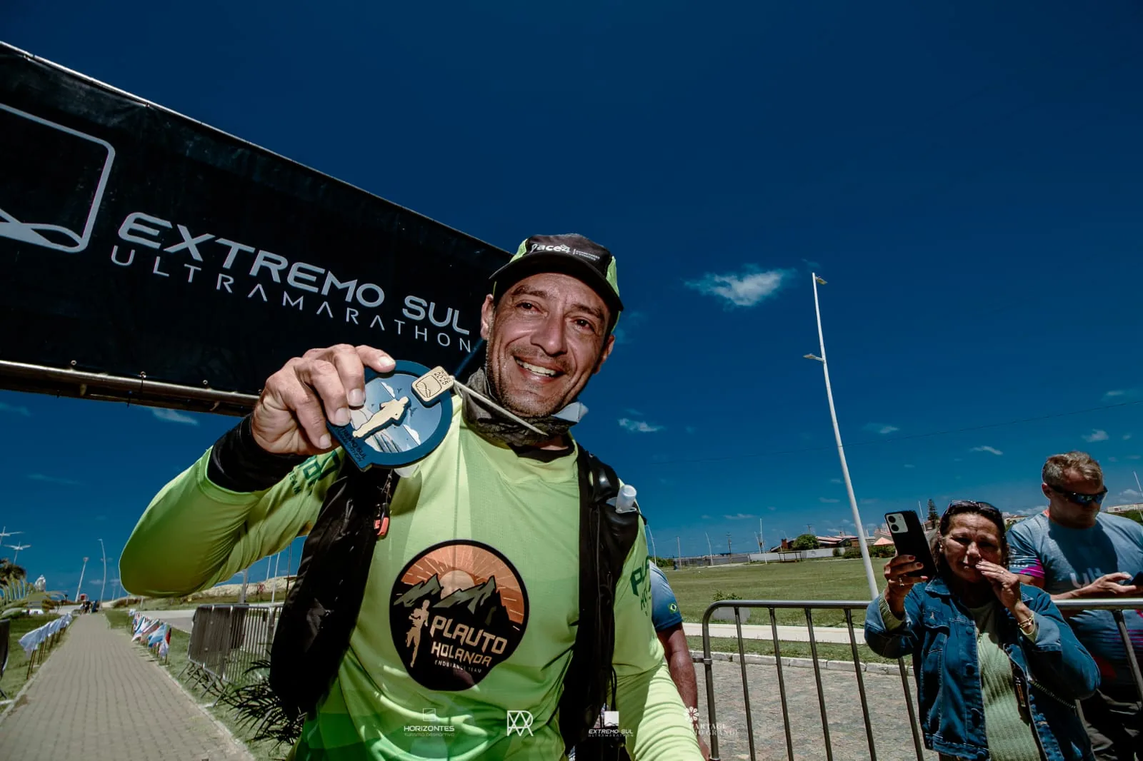 Plauto Holanda com sua medalha na chegada da Extremo Sul Ultramarathon